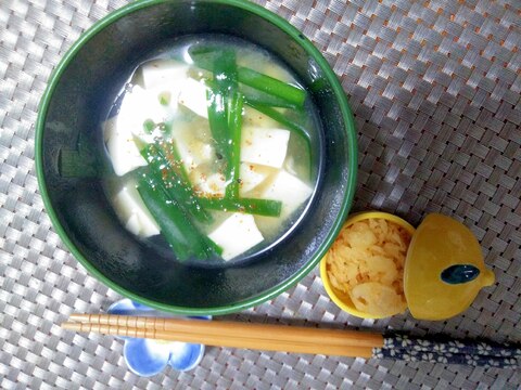 豆腐とにらの味噌汁(揚げ玉添え）